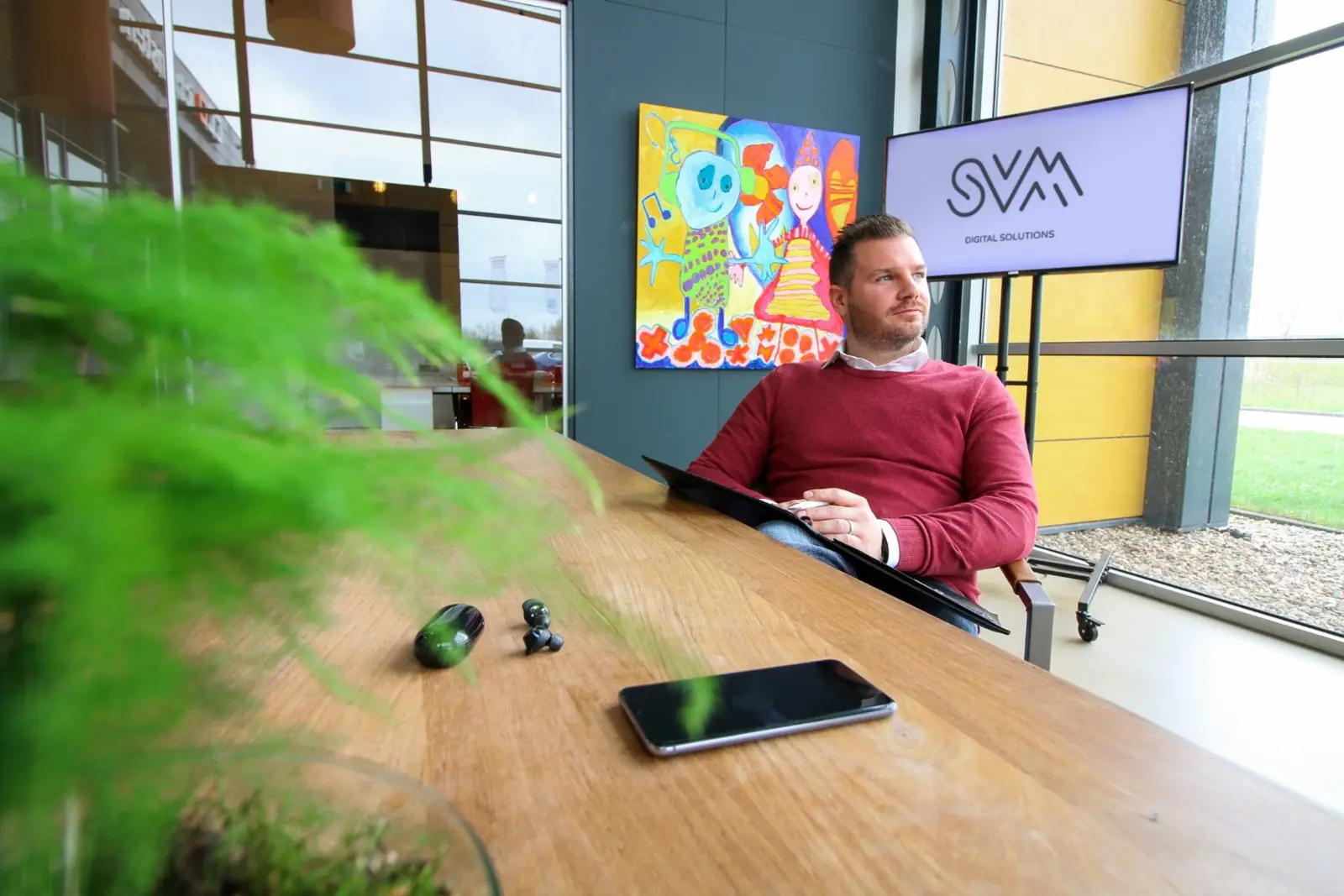 Sjoerd van Mook aan tafel op kantoor bij SVM Digital Solutions