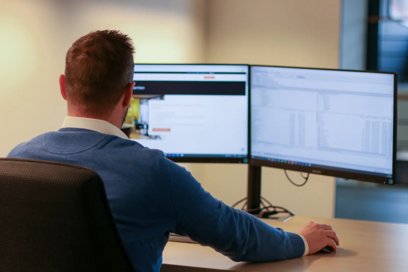 Werken aan een website op twee schermen